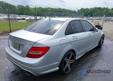 2014 Mercedes-Benz C 300 Luxury 4Matic/Sport 4Matic z USA, uszkodzony, nr VIN WDDGF8AB2ER310199
